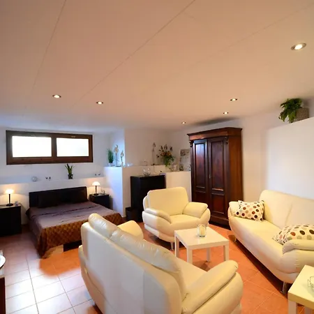 Garbinell With Five In Lescala Villa *