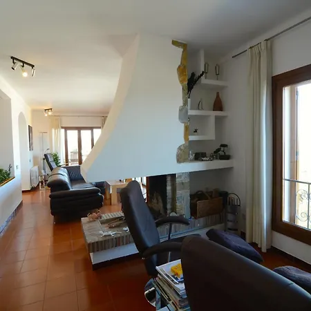 Villa Garbinell With Five In Lescala